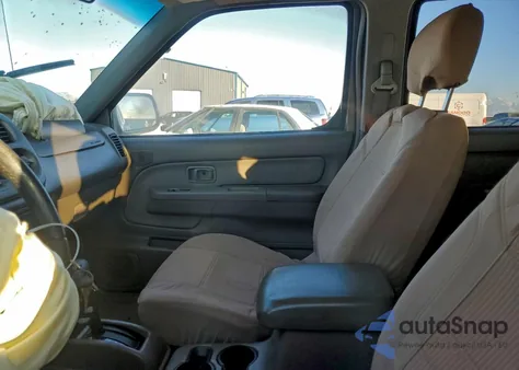 2001 Nissan Frontier Crew Cab Xe z USA, uszkodzony, nr VIN 1N6ED27T61C378066